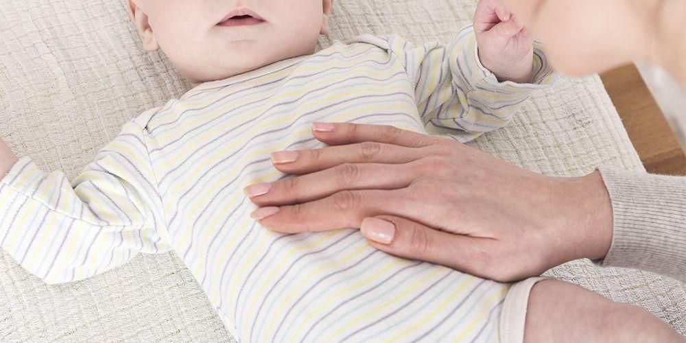 4 วิธีที่ถูกต้องในการเรอทารกเพื่อหลีกเลี่ยงอาการท้องอืด