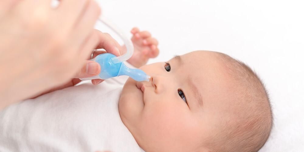 混雑した汚れた赤ちゃんの鼻をきれいにする7つの方法