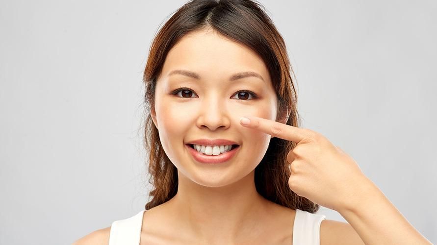 鼻を縮める方法、恒久的または実験的な化粧が必要ですか？