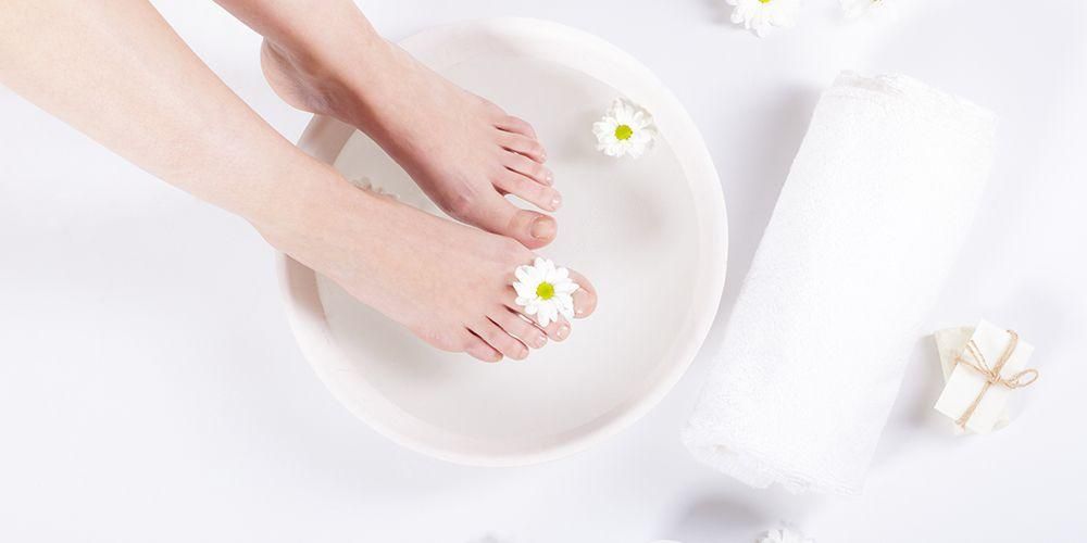 Ползите от накисването на краката със солена вода и как да го направите