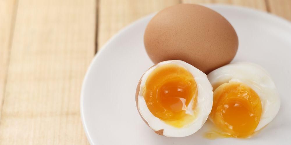 Претегляне на ползите и опасностите от консумацията на недопечени яйца