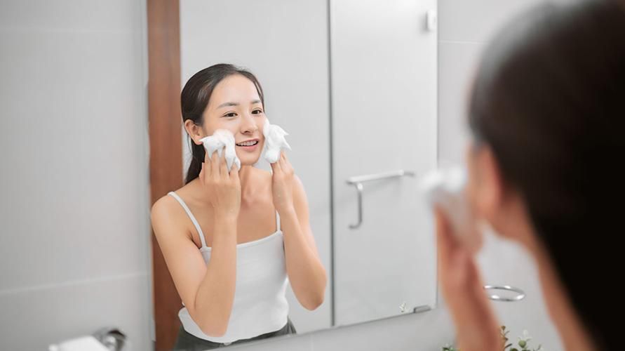 لا تكن سخيفا ، فهذه هي الطريقة الصحيحة لتنظيف وجهك للحصول على بشرة صحية