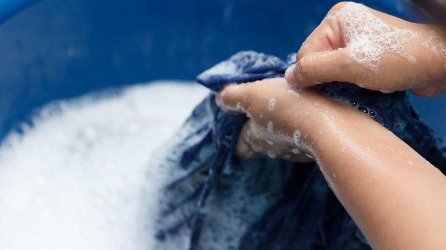 Come lavare i vestiti in modo che siano puliti e non danneggino il materiale