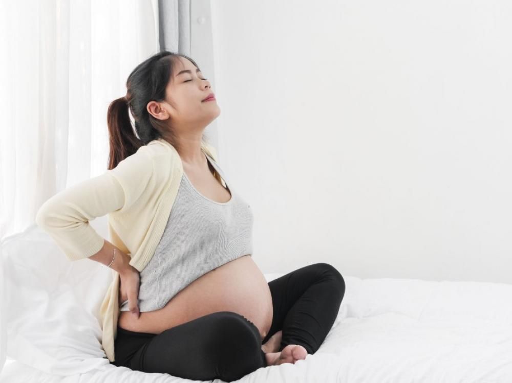 4 cause di mal di schiena durante la gravidanza e 7 modi per superarlo